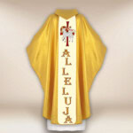 Ornat liturgiczny z motywem Jezusa Zmartwychwstałego