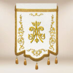 Chorągiew haftowana z wizerunkiem Św. Jana Pawła II