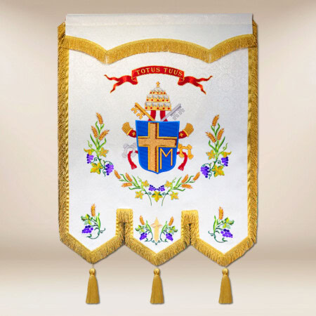 Chorągiew haftowana z wizerunkiem Św. Jana Pawła II