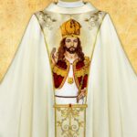 Ornat z haftowanym pasem "Jezus Chrystus Król Polski"