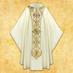 Ornat z haftowanym pasem "Jezus Chrystus Król Polski"