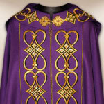 Kapa haftowana "IHS"