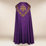 Kapa haftowana "IHS"