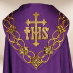 Kapa haftowana "IHS"