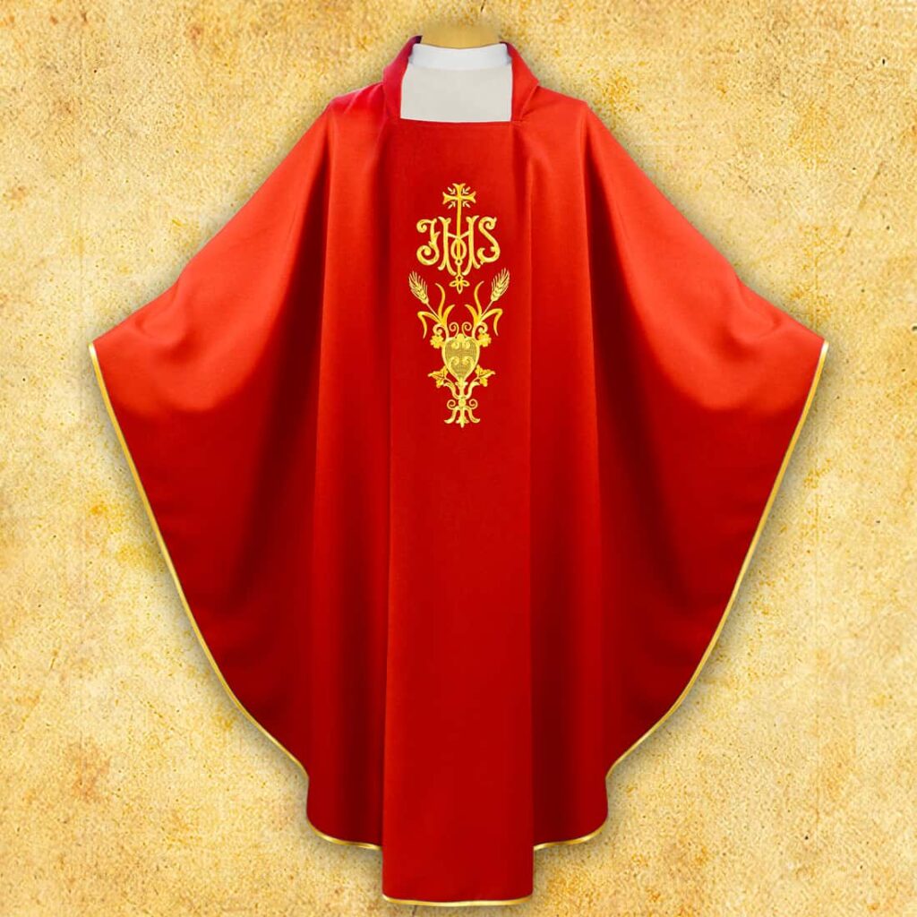 Haftowany ornat z IHS czerwony