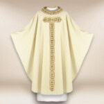 Liturgiczny ornat haftowany ecru