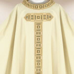 Liturgiczny ornat haftowany ecru