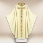 Liturgiczny ornat haftowany ecru