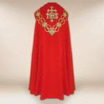 Kapa haftowana “IHS”