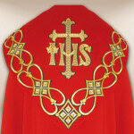 Kapa haftowana “IHS”