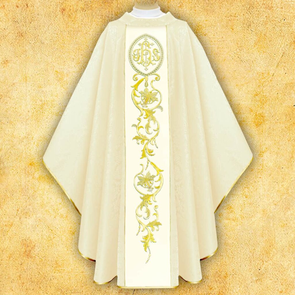 Ornat ecru z haftowanym pasem