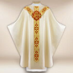 Haftowany ornat liturgiczny ecru z symbolem IHS