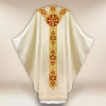 Haftowany ornat liturgiczny ecru z symbolem IHS