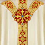 Haftowany ornat liturgiczny ecru z symbolem IHS