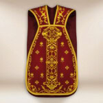 Haftowany ornat rzymski z IHS bordowy