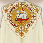 Kapa liturgiczna haftowana z symbolem Baranka