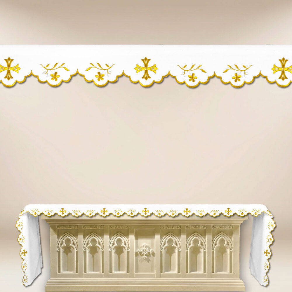 Obrus haftowany ze złotym krzyżykiem