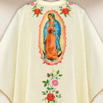 Haftowany ornat liturgiczny ecru Matka Boża z Guadalupe 