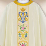 Elegancki ornat liturgiczny haftowany z motywem maryjnym