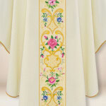 Elegancki ornat liturgiczny haftowany z motywem maryjnym