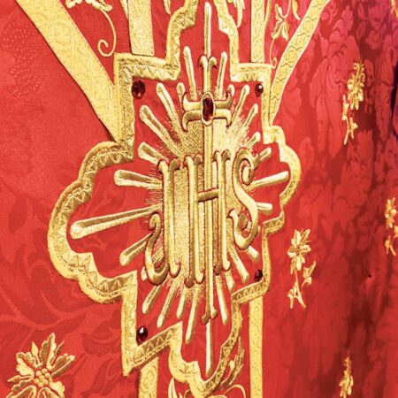 Ornat haftowany czerwony IHS