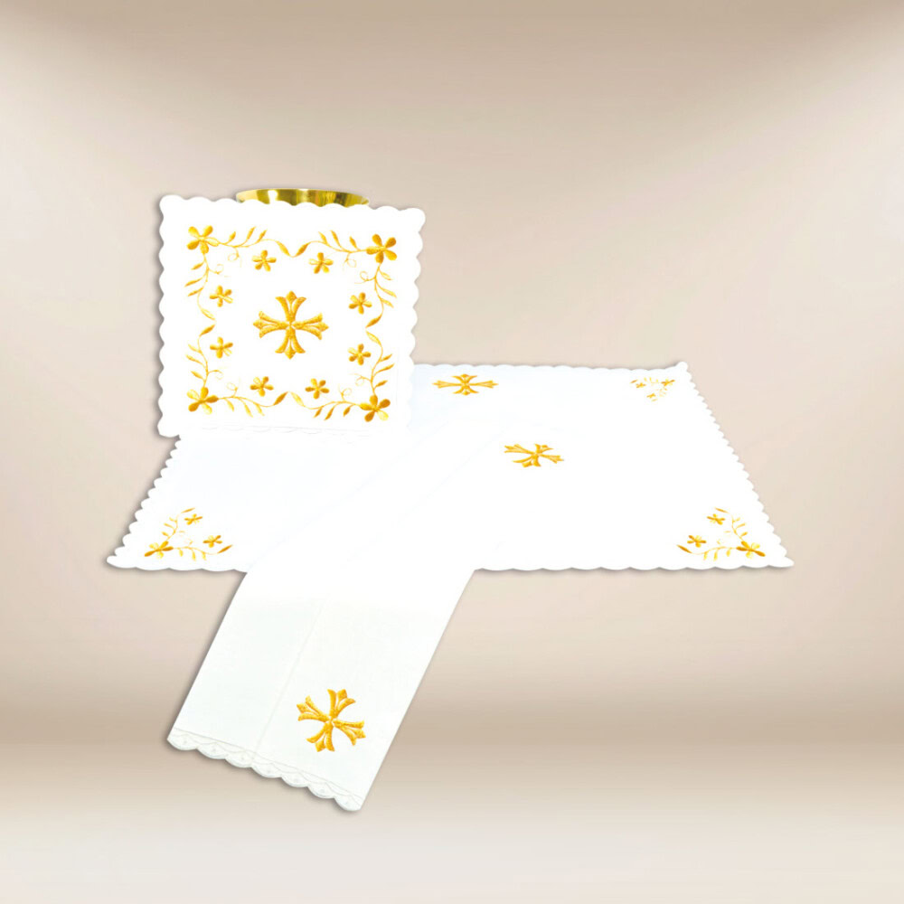 Bielizna kielichowa z złotym haftem