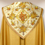 Kapa haftowana złota