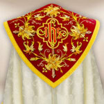 Kapa haftowana ecru bordo