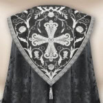 Haftowana kapa liturgiczna w kolorze czarnym