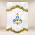 Chorągiew haftowana Królowa Pokoju