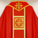 Elegancki ornat haftowany czerwony