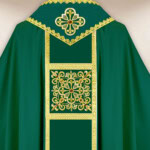 Ornat liturgiczny zielony haftowany z pasem