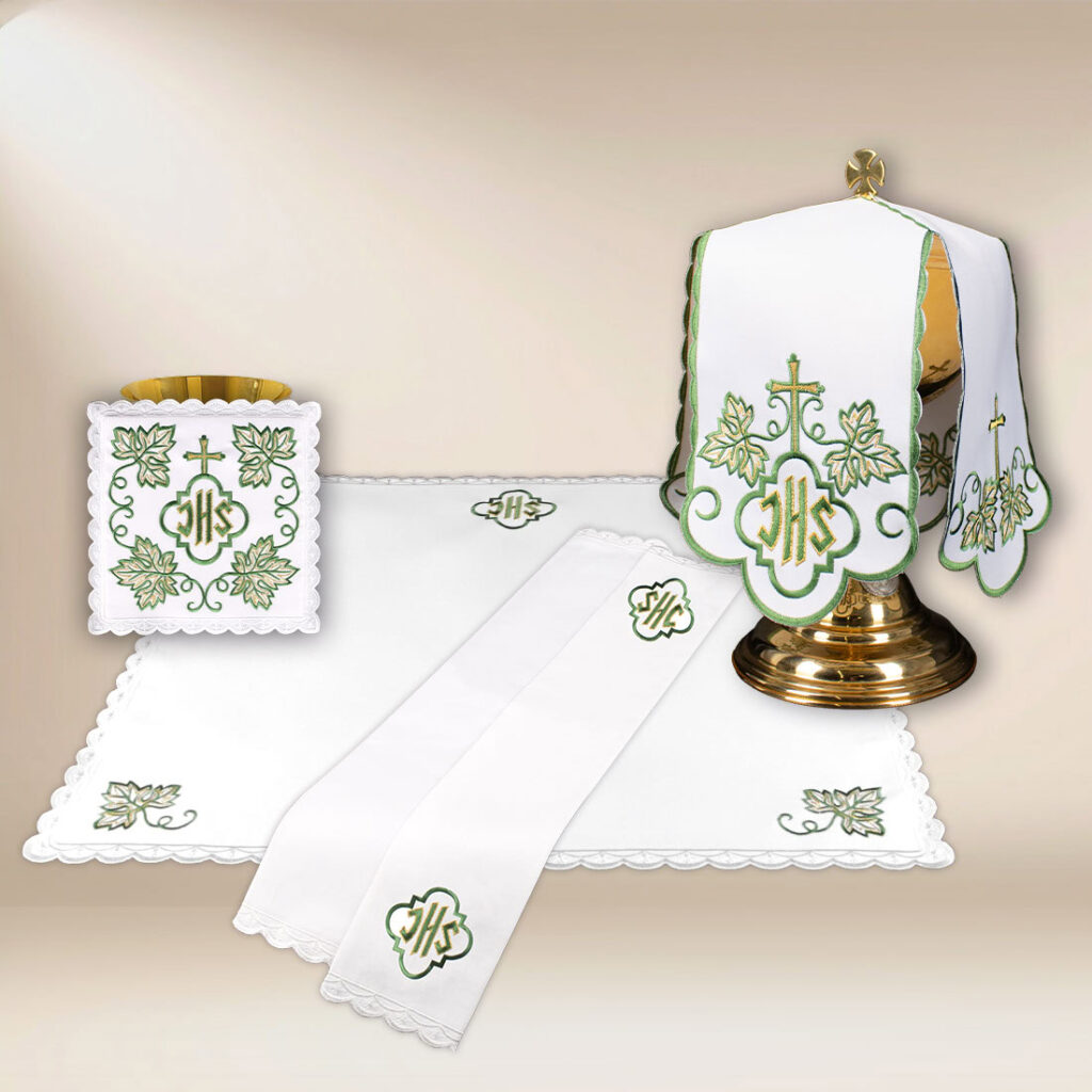 Serwetka haftowana “IHS Zielony” 110×110