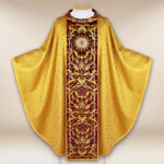 Unikatowy ornat haftowany złoty z bordowym pasem i haftem IHS