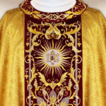 Unikatowy ornat haftowany złoty z bordowym pasem i haftem IHS