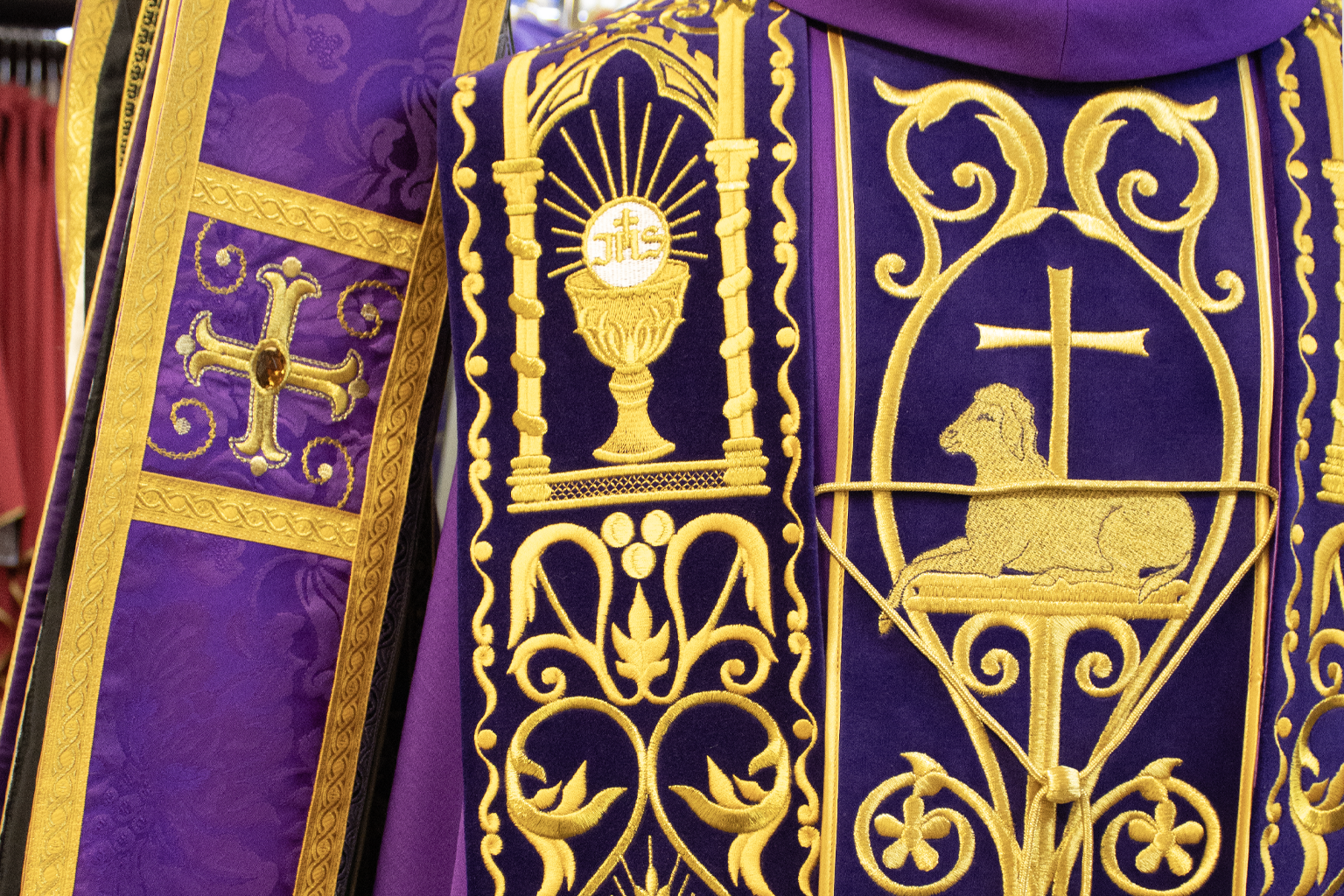 ZNACZENIE SZAT LITURGICZNYCH W CELEBRACJI EUCHARYSTII