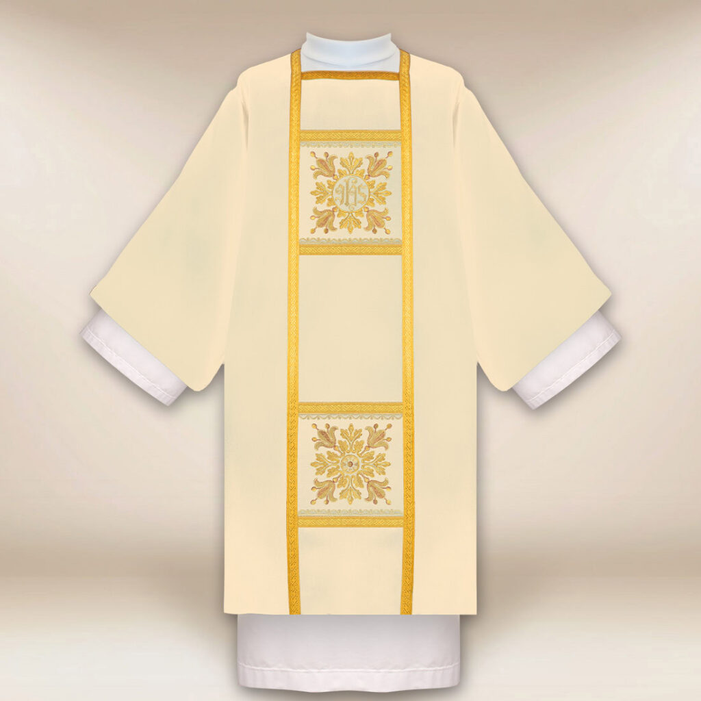 Dalmatyka haftowana ecru z krzyżami