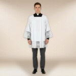 Komża z gipiurą IHS