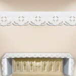 Obrus haftowany “Krzyże w kwadracie – białe” haftowany z trzech stron 512x115cm