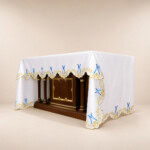 Obrus haftowany „Ave Maryja – niebieski” – haftowany z trzech stron 512x115cm