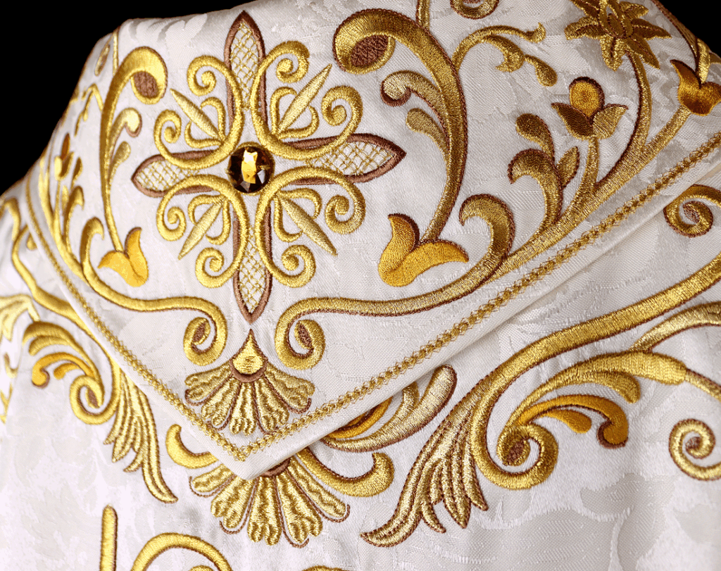 Zbliżenie złotego haftu liturgicznego na ornacie Jezus Miłosierny – detal wykonania