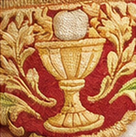 symbol kielicha w haftowanej dekoracji szaty liturgicznej