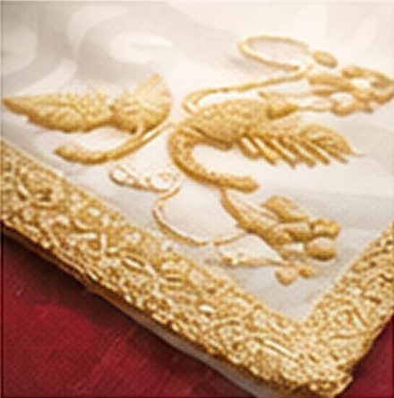 precyzyjne wykończenie haftu liturgicznego