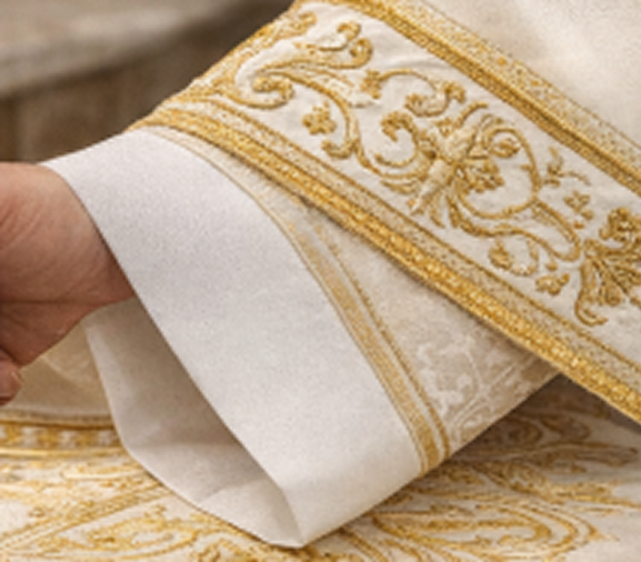 zdobienie mankietu w haftowanej szacie kapłańskiej