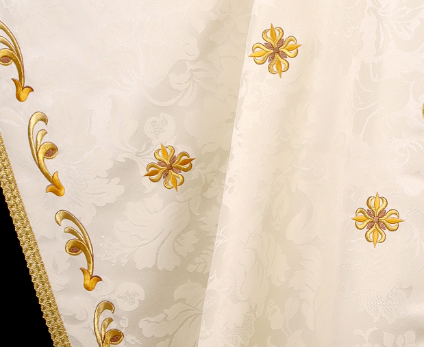 Złote ornamenty sakralne haftowane na tkaninie liturgicznej