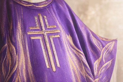 ornat liturgiczny haftowany z krzyżem – detal haftu liturgicznego