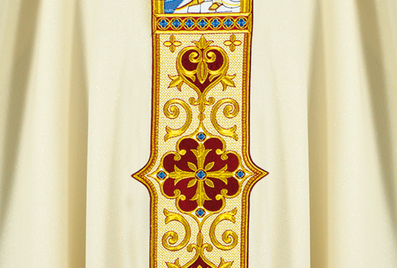 Haftowana kolumna ornamentowa na ornacie – precyzyjna kompozycja liturgiczna