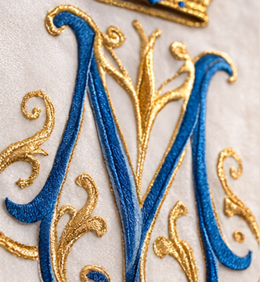 haftowany monogram Maryjny na szacie liturgicznej