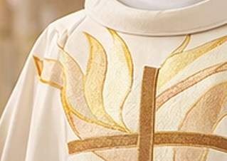 kompozycja haftu na przodzie i tyle ornatu liturgicznego