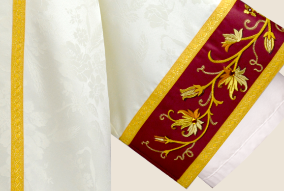 Zbliżenie na pas zdobniczy szaty liturgicznej z eleganckim wykończeniem